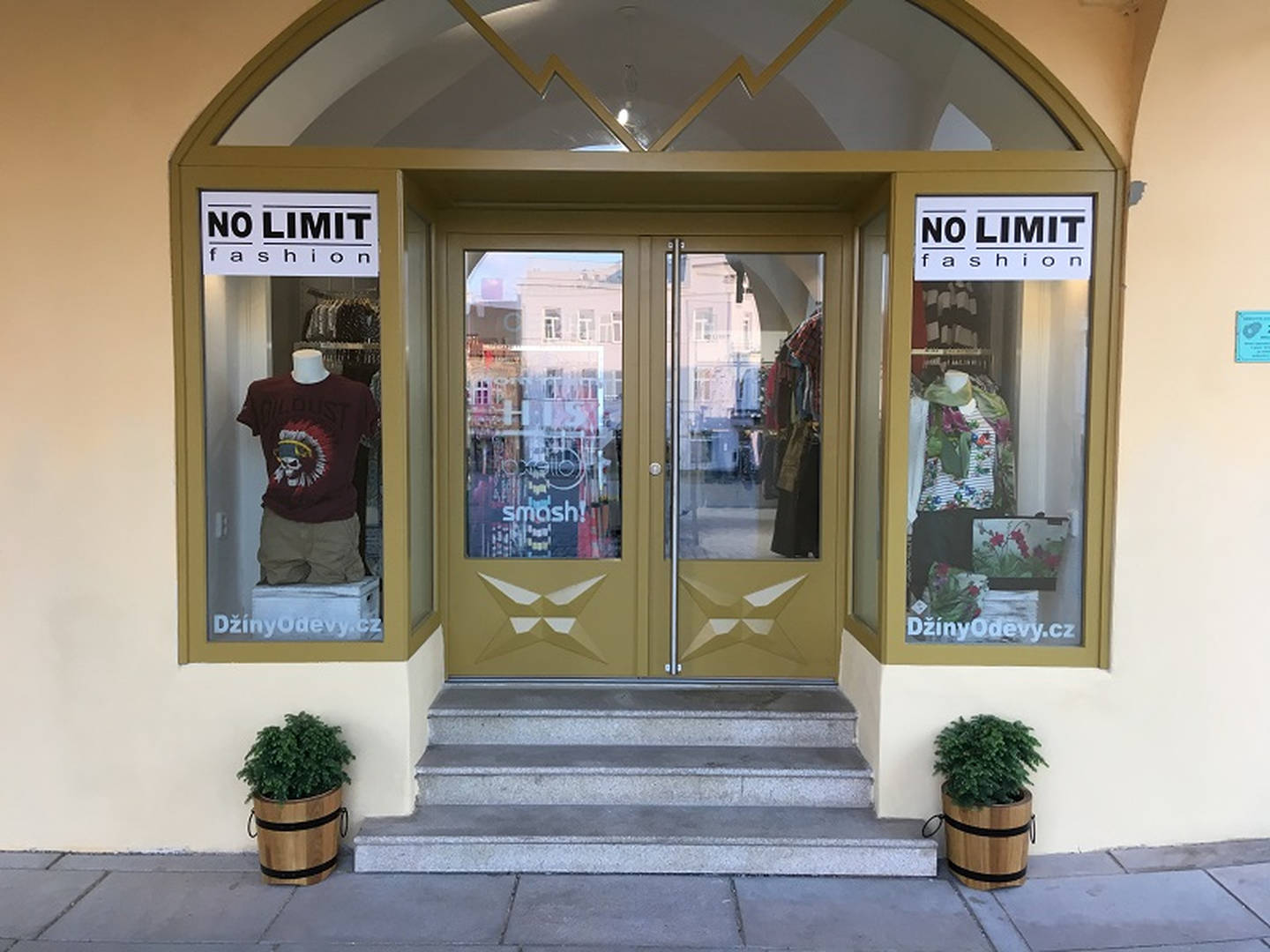 Výloha prodejny no LIMIT fashion Pelhřimov
